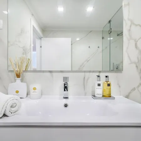 Whome City Chic Escape: Your Stylish Haven In Downtown Lisbona Esterno foto