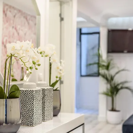 Whome City Chic Escape: Your Stylish Haven In Downtown Lisbona Esterno foto