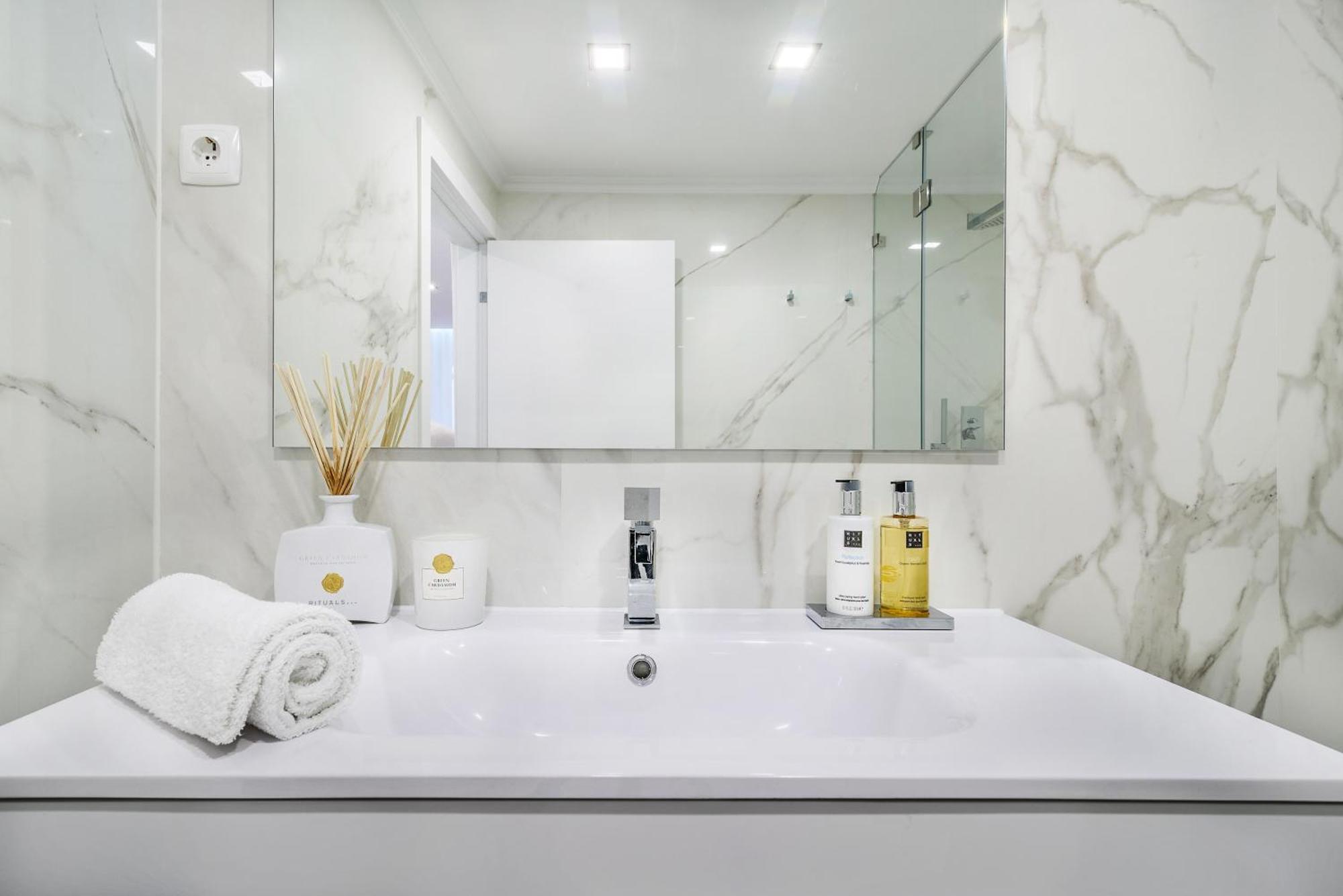 Whome Chic Escape: Your Stylish Haven In Downtown Lizbona