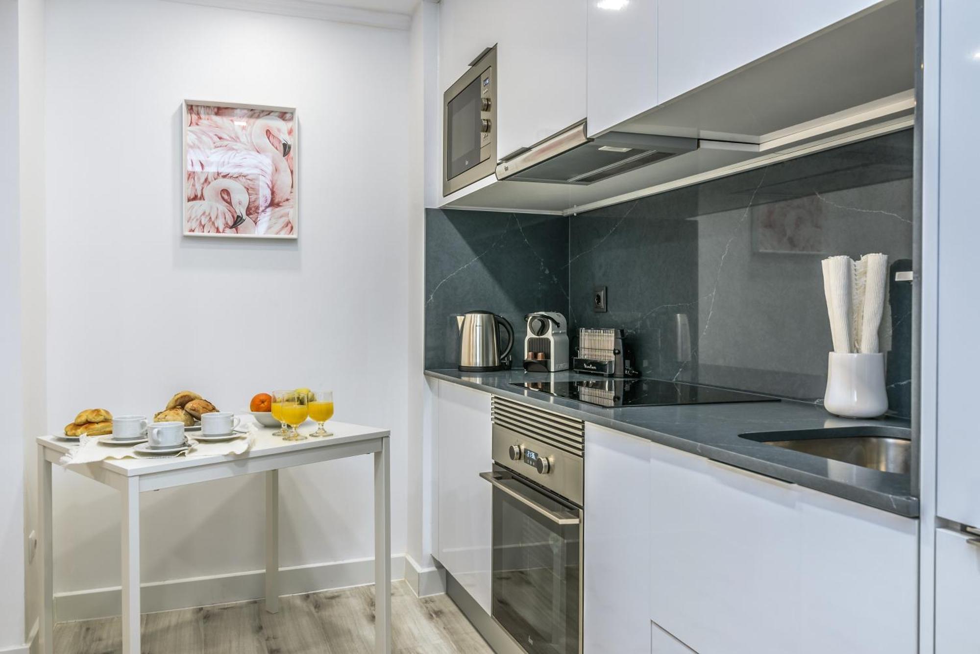 Whome Chic Escape: Your Stylish Haven In Downtown Apartament